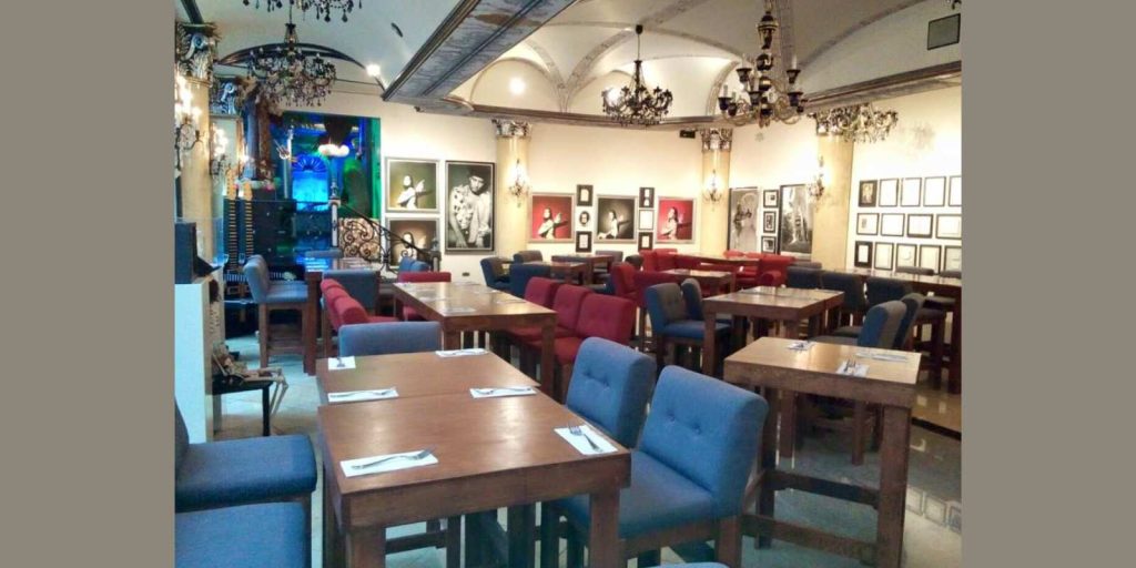 Renta de Mesa Cuadrada de Madera