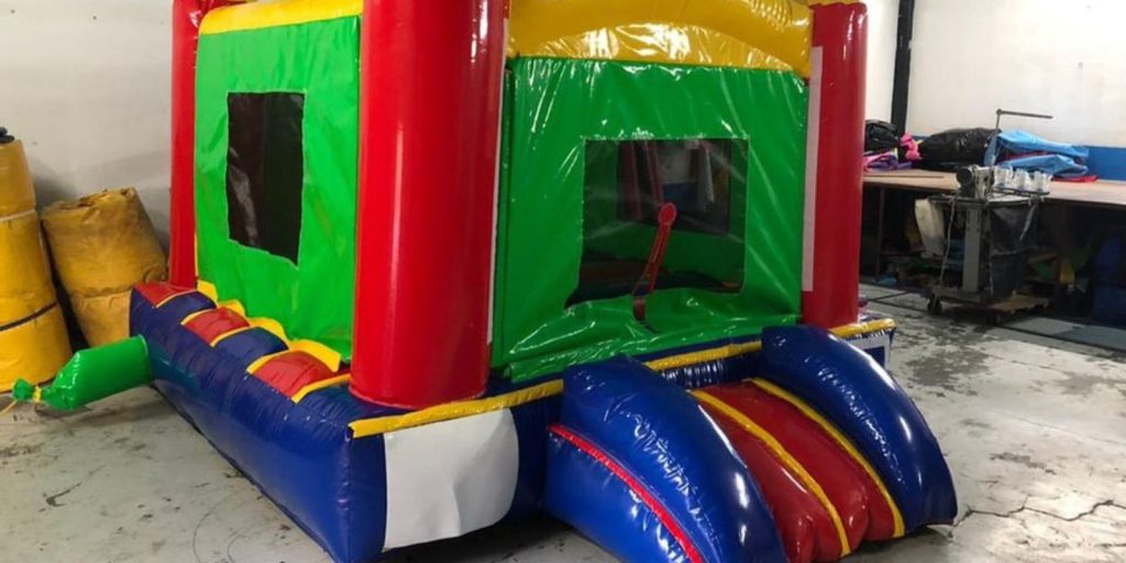 Renta de Inflable Cubo postes rojos