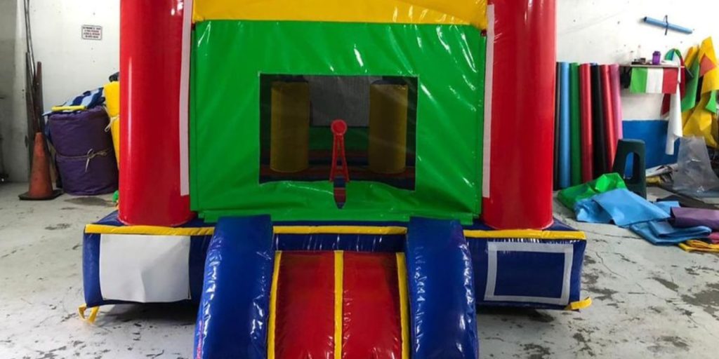 Renta de Inflable Cubo postes rojos