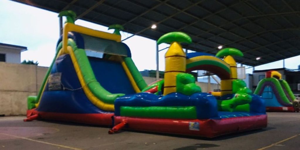 Renta de Inflable Interactivo Jurásico palmeras