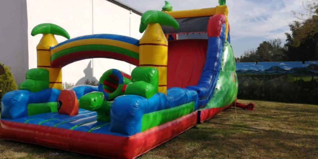 Renta de Inflable Interactivo Jurásico palmeras