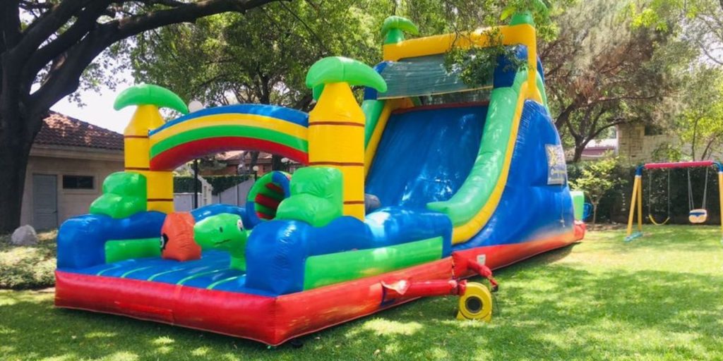 Renta de Inflable Interactivo Jurásico palmeras