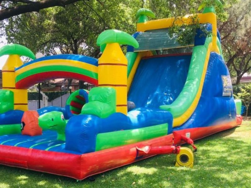 Renta de Inflable Interactivo Jurásico palmeras