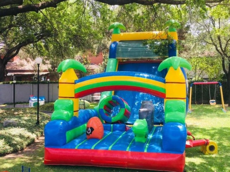 Renta de Inflable Interactivo Jurásico palmeras
