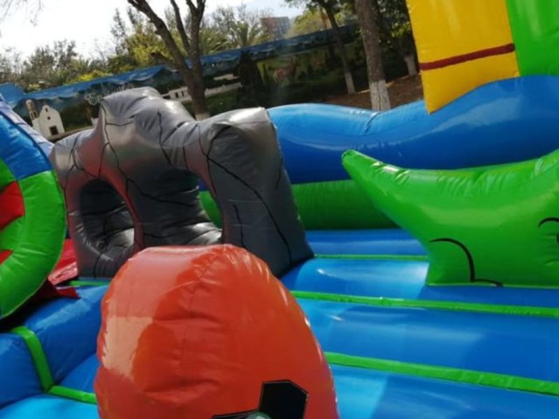 Renta de Inflable Interactivo Jurásico palmeras