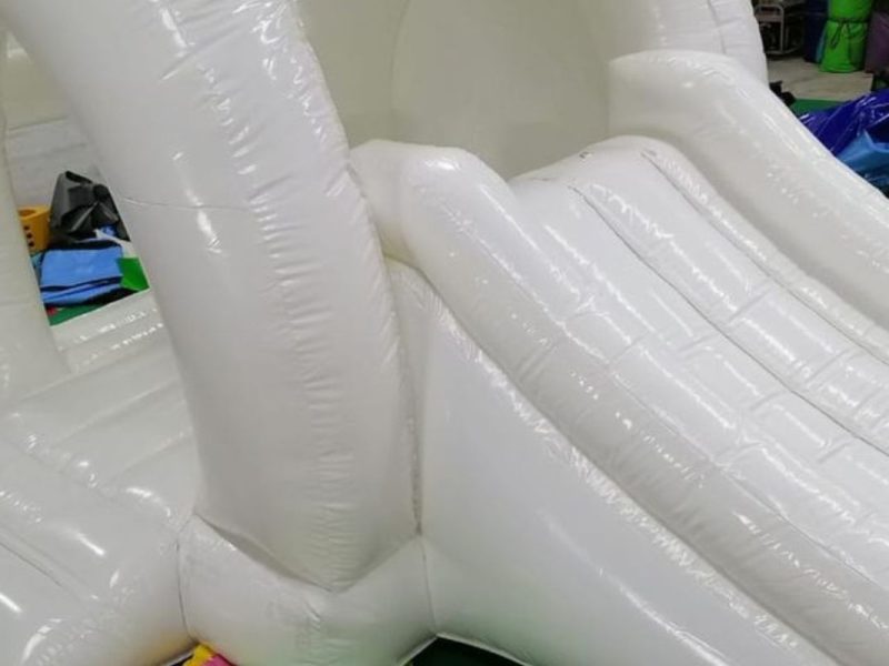 Renta de Inflable Blanco con Resbaladero