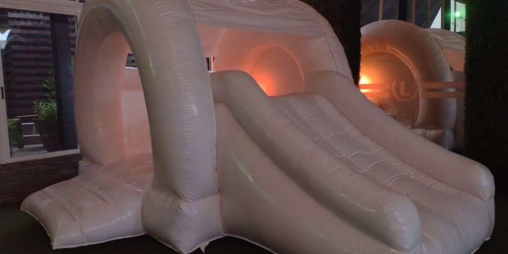 Renta de Inflable Blanco con Resbaladero