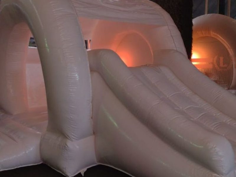 Renta de Inflable Blanco con Resbaladero