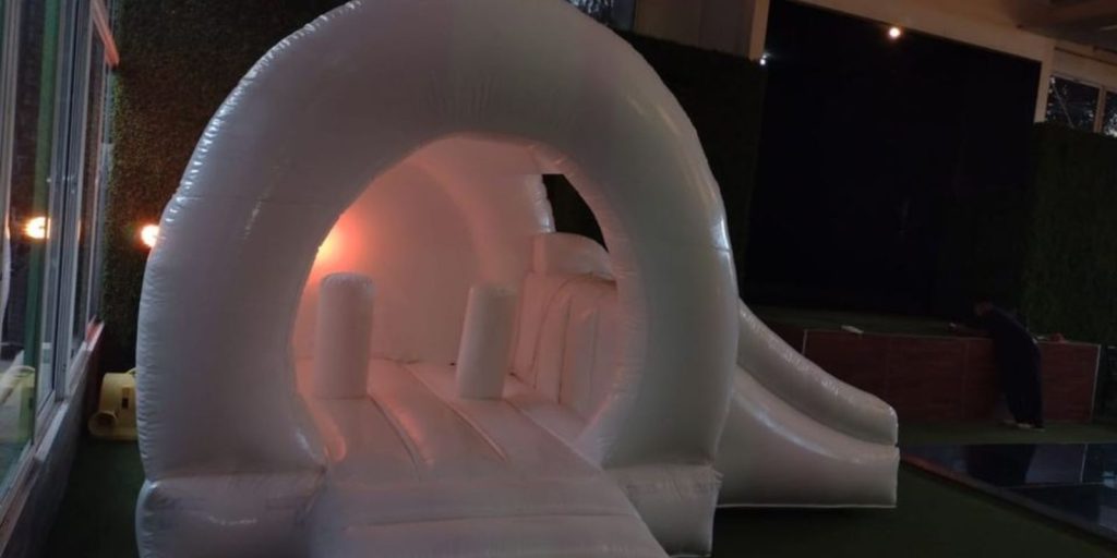 Renta de Inflable Blanco con Resbaladero