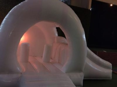 Renta de Inflable Blanco con Resbaladero