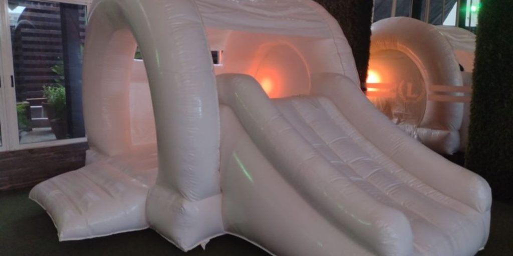 Renta de Inflable Blanco con Resbaladero
