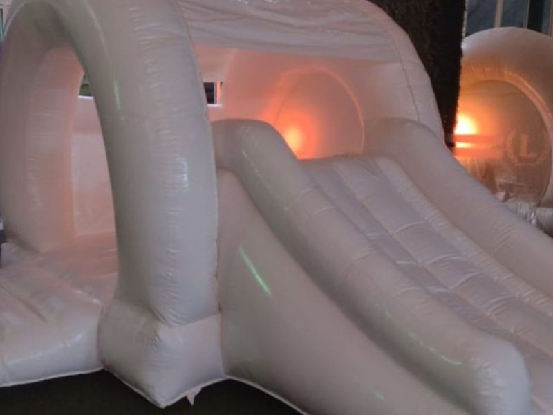 Renta de Inflable Blanco con Resbaladero