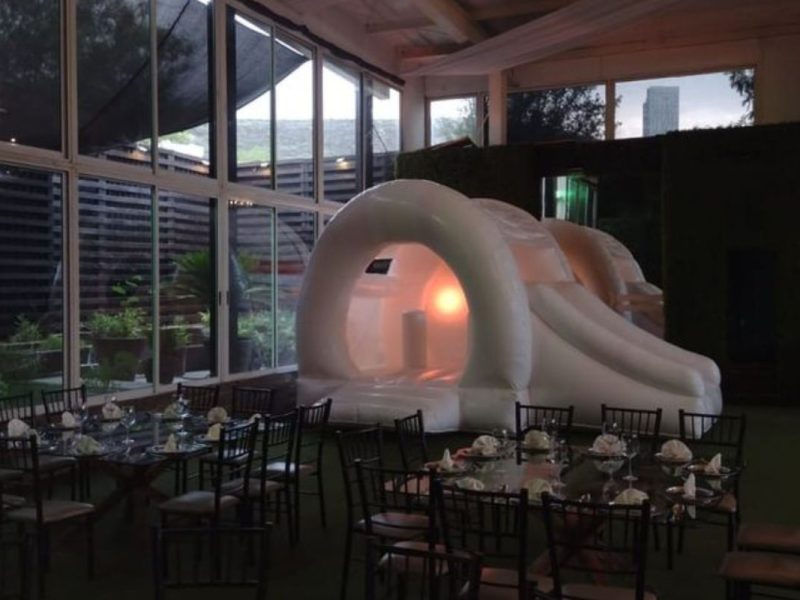 Renta de Inflable Blanco con Resbaladero