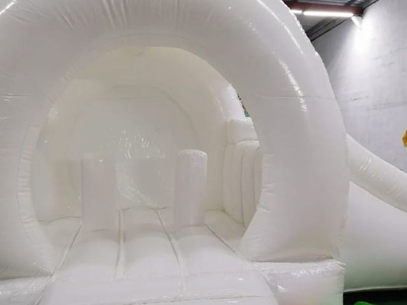 Renta de Inflable Blanco con Resbaladero