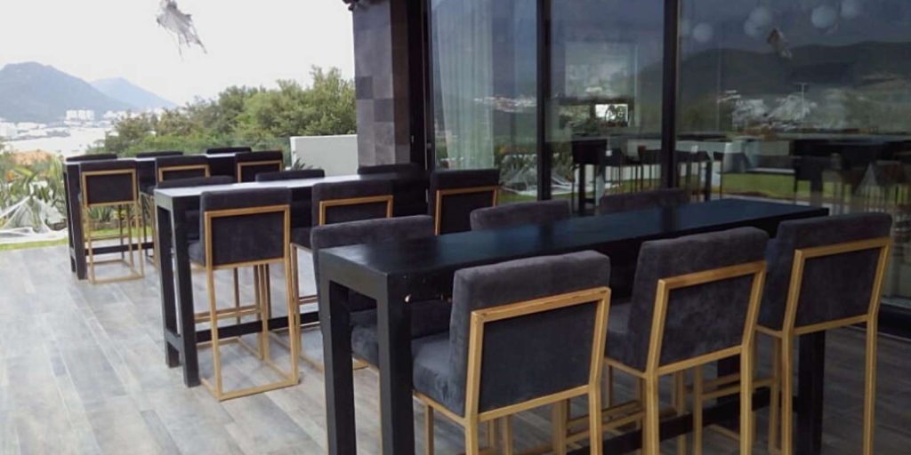 Renta de Mesa Rectangular Tipo Bar de Madera Color Negro