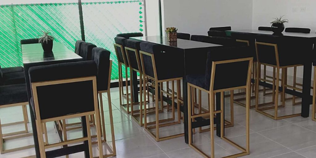 Renta de Mesa Rectangular Tipo Bar de Madera Color Negro