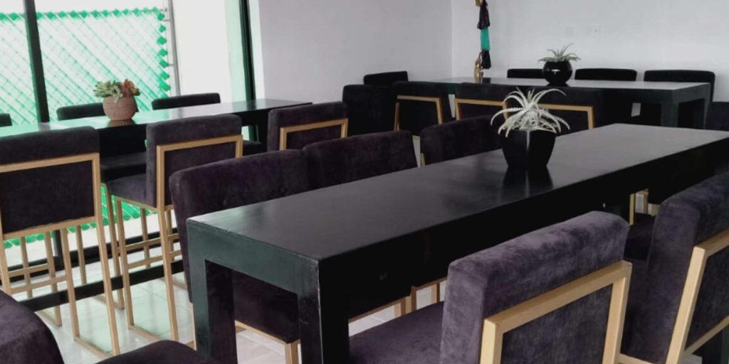 Renta de Mesa Rectangular Tipo Bar de Madera Color Negro