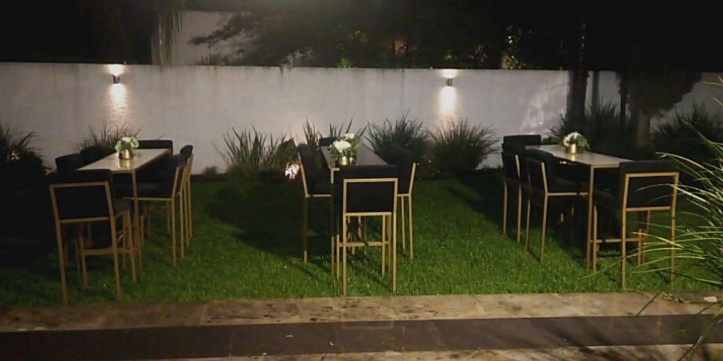 Renta de Mesa Rectangular Tipo Bar de Madera Color Negro