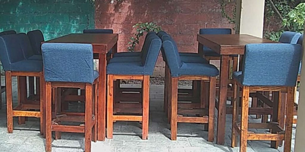 Renta de Mesa Rectangular Tipo Bar de Madera