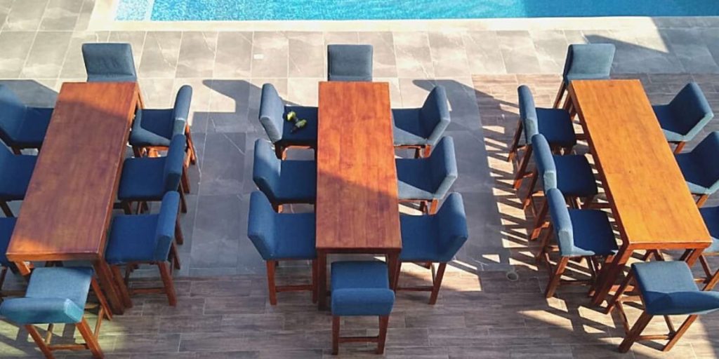 Renta de Mesa Rectangular Tipo Bar de Madera