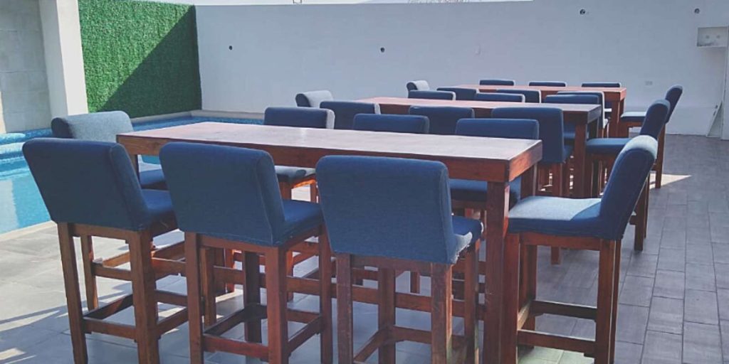 Renta de Mesa Rectangular Tipo Bar de Madera