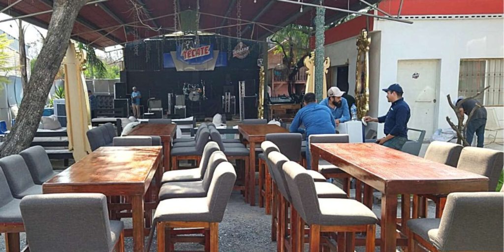 Renta de Mesa Rectangular Tipo Bar de Madera