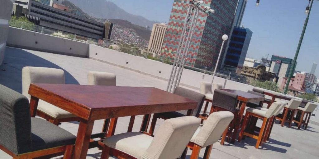 Renta de Mesa Rectangular Tipo Bar de Madera