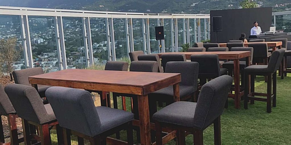 Renta de Mesa Rectangular Tipo Bar de Madera