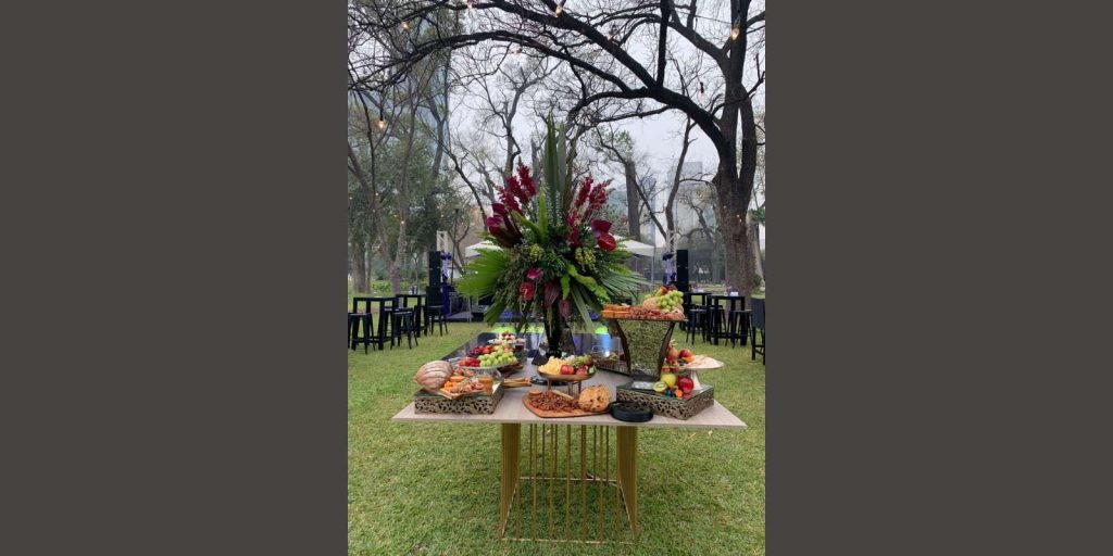 Renta de Mesa para Dulces - Base Dorada