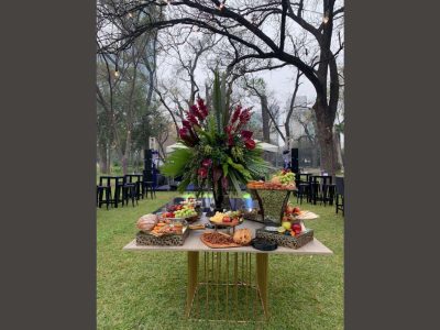 Renta de Mesa para Dulces - Base Dorada