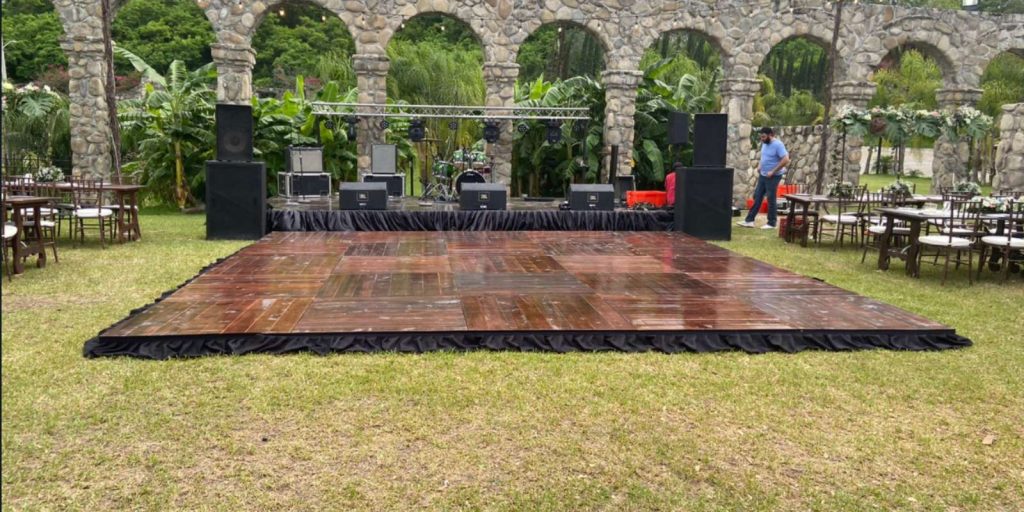 Renta de Tarima Estilo Vintage para Eventos