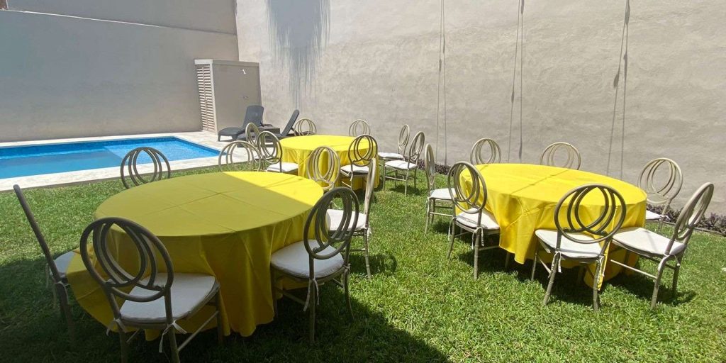 Renta de Paquete de Mesa con 10 Sillas Phoenix y Mantel
