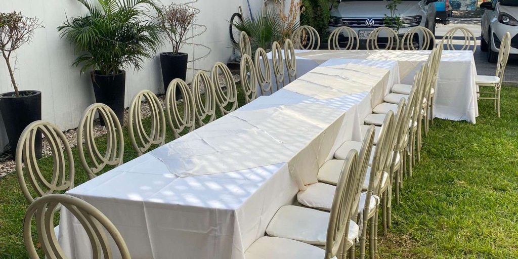 Renta de Paquete de Mesa con 10 Sillas Phoenix y Mantel