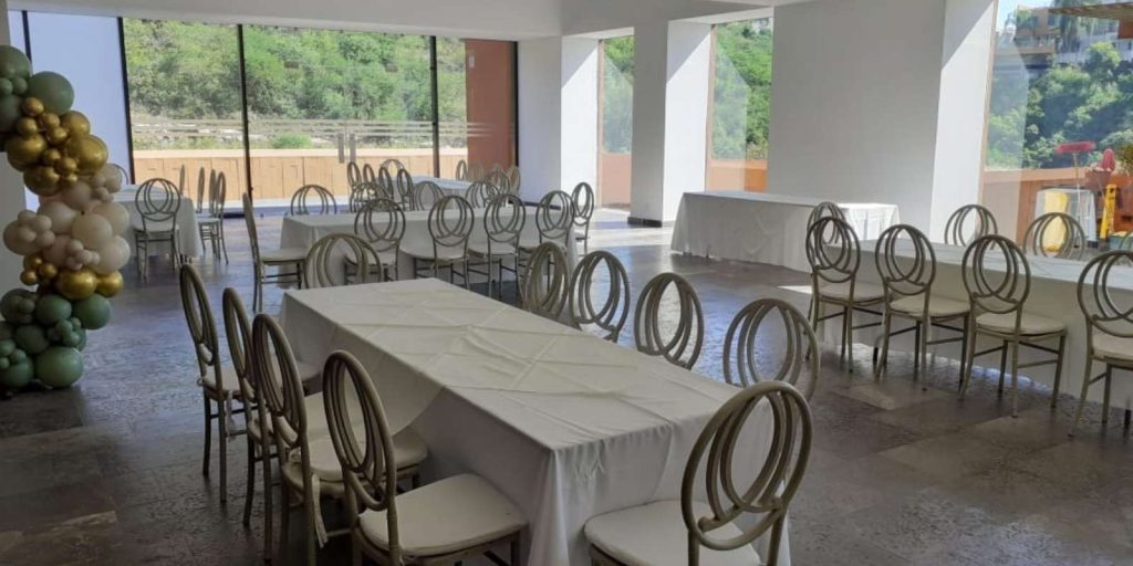 Renta de Paquete de Mesa con 10 Sillas Phoenix y Mantel