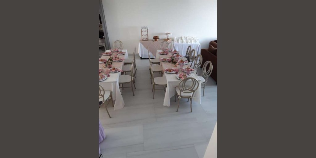 Renta de Paquete de Mesa con 10 Sillas Phoenix y Mantel