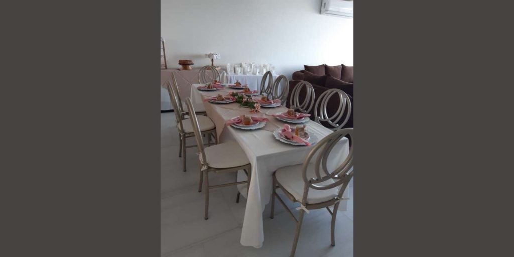 Renta de Paquete de Mesa con 10 Sillas Phoenix y Mantel