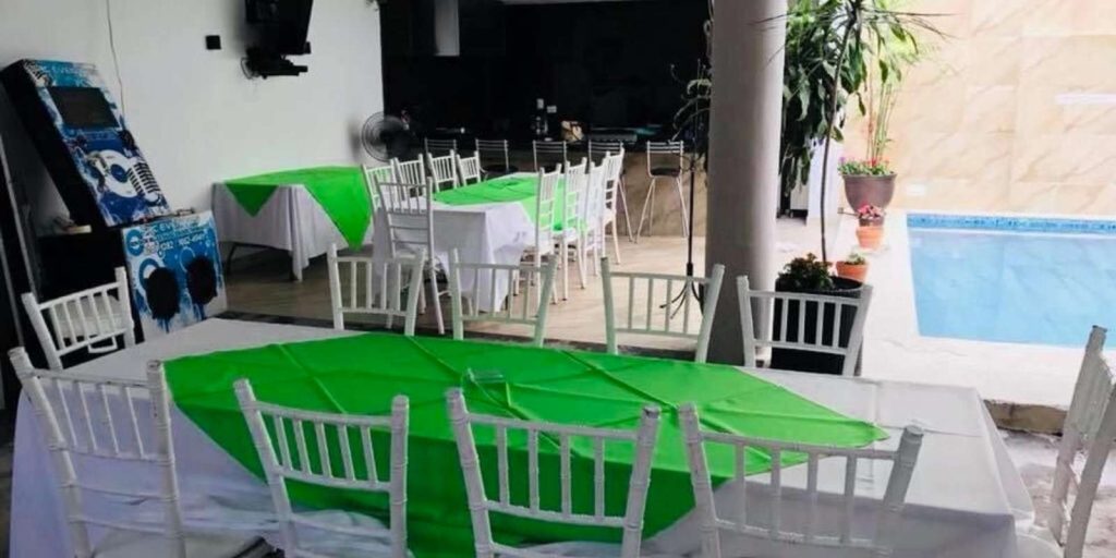 Renta de Paquete de Mesa Rectangular con 10 Sillas Tiffany y Mantel