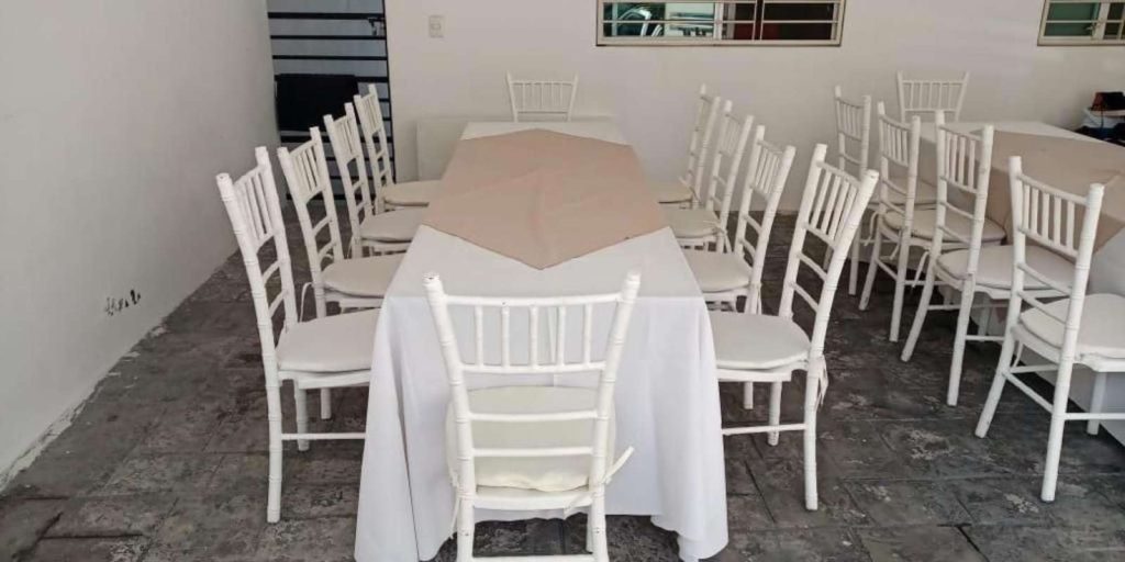 Renta de Paquete de Mesa Rectangular con 10 Sillas Tiffany y Mantel