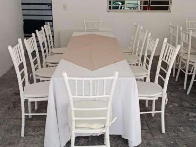 Renta de Paquete de Mesa Rectangular con 10 Sillas Tiffany y Mantel