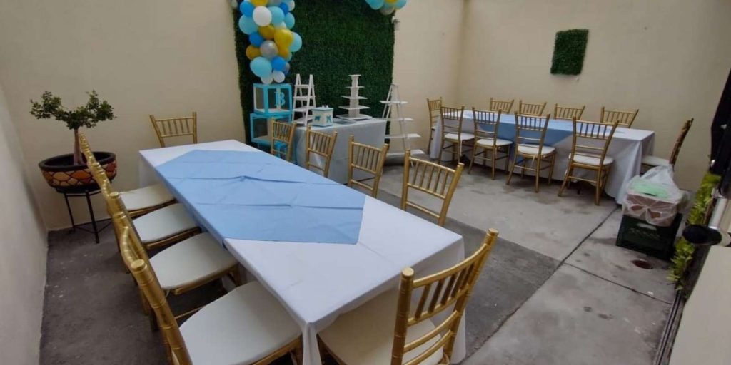 Renta de Paquete de Mesa Rectangular con 10 Sillas Tiffany y Mantel