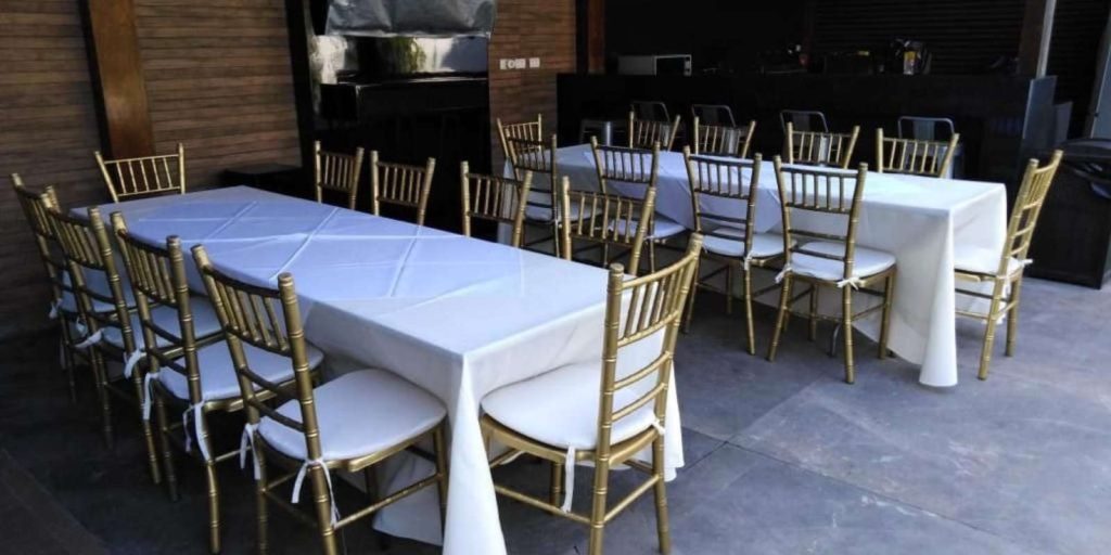 Renta de Paquete de Mesa Rectangular con 10 Sillas Tiffany y Mantel