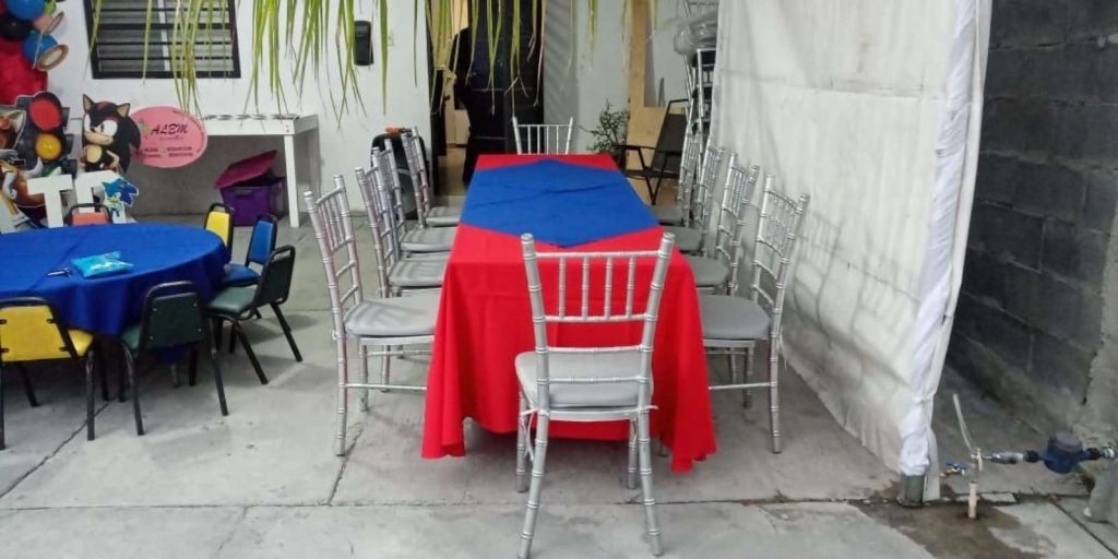 Renta de Paquete de Mesa Rectangular con 10 Sillas Tiffany y Mantel