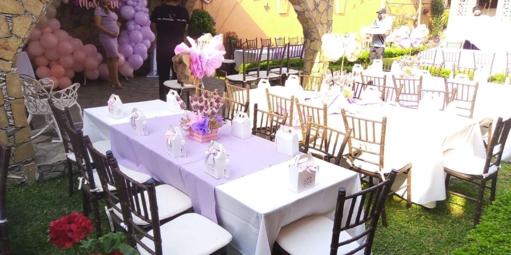 Renta de Paquete de Mesa Rectangular con 10 Sillas Tiffany y Mantel