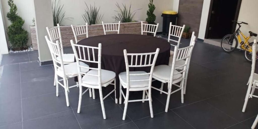 Renta de Paquete de Mesa Redonda con 10 Sillas Tiffany y Mantel