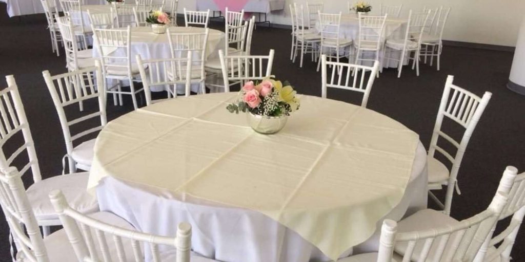 Renta de Paquete de Mesa Redonda con 10 Sillas Tiffany y Mantel