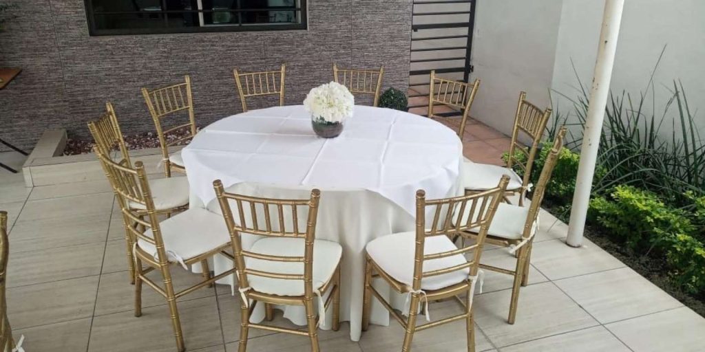 Renta de Paquete de Mesa Redonda con 10 Sillas Tiffany y Mantel