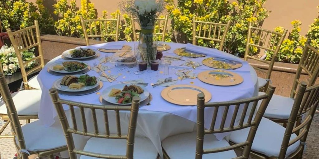 Renta de Paquete de Mesa Redonda con 10 Sillas Tiffany y Mantel
