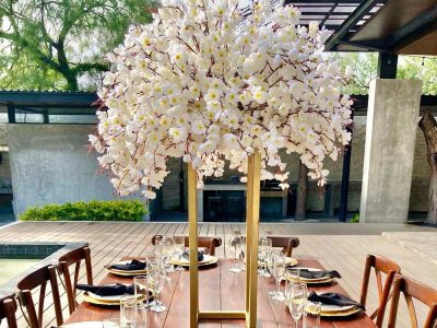 Arreglo Floral en Tonos Blancos con Base Dorada