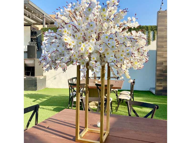 Arreglo Floral en Tonos Blancos con Base Dorada