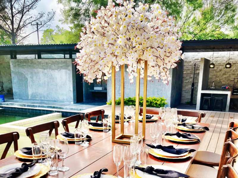 Arreglo Floral en Tonos Blancos con Base Dorada